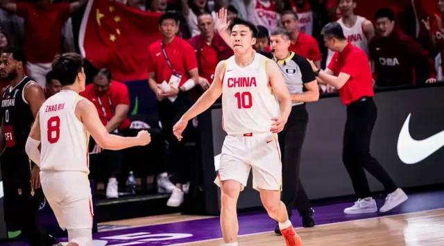 防守端也十, 线球员